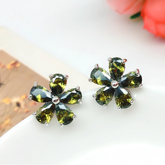 Cercei placati cu paladiu, cu flori din cristale zirconii verzi si ace de argint 925