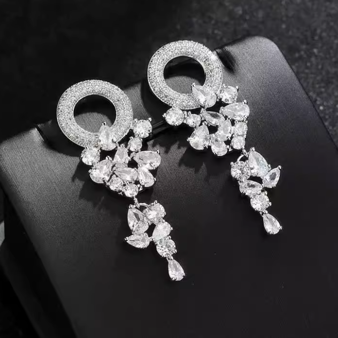 Cercei lungi cu cristale zirconii, placati cu paladiu