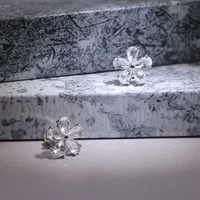 Cercei placati cu paladiu, cu flori din cristale zirconii argintii si ace de argint 925