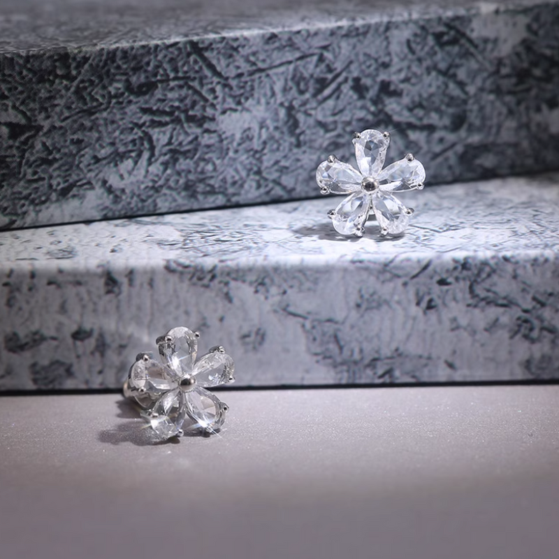 Cercei placati cu paladiu, cu flori din cristale zirconii argintii si ace de argint 925